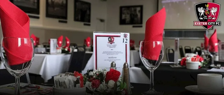Không gian dịch vụ khách sạn cao cấp (Hospitality) tại sân St. James Park, Exeter, nơi khách VIP tận hưởng tiện nghi và ẩm thực trong ngày thi đấu.