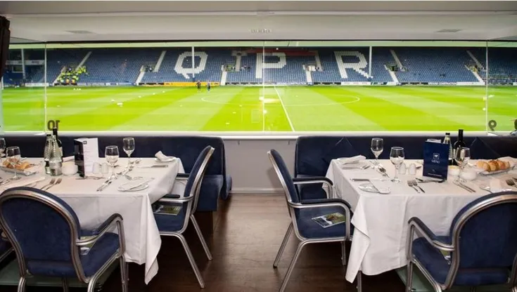 Không gian phòng chờ dịch vụ hiếu khách tại sân Loftus Road, mang lại trải nghiệm xem bóng đá sang trọng.