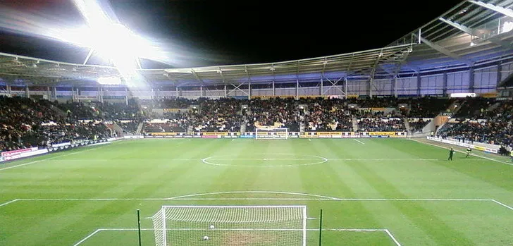 Không khí sôi động trên khán đài sân MKM Stadium với đông đảo cổ động viên Hull City cổ vũ trận đấu.