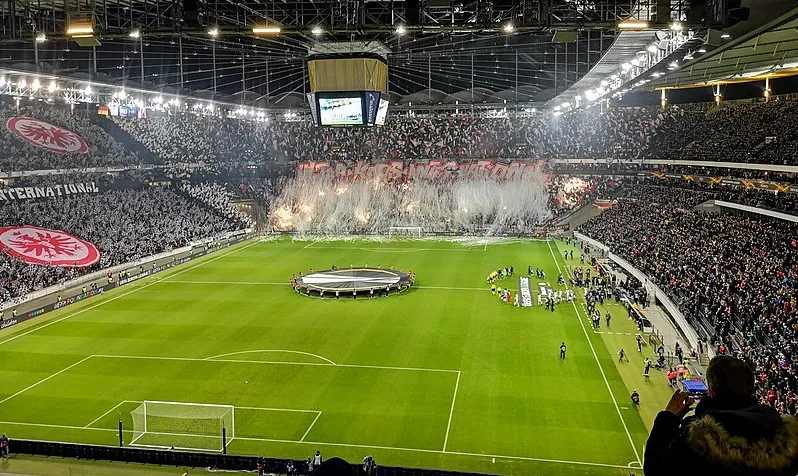 Không khí sôi động trước trận đấu của Eintracht Frankfurt tại Deutsche Bank Park.