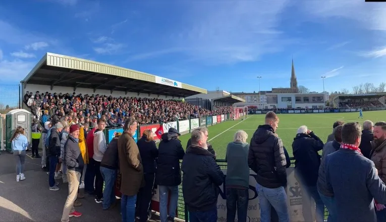 Không khí trận đấu tại sân Meadowbank của Dorking Wanderers với đông đảo khán giả