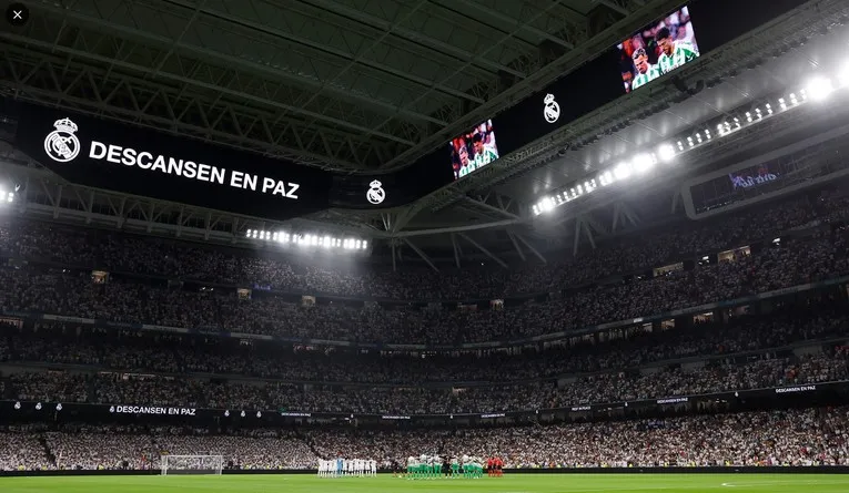 Không khí trận đấu tại Santiago Bernabéu với khán giả trên khán đài, minh chứng cho sự cuồng nhiệt của người hâm mộ Real Madrid.