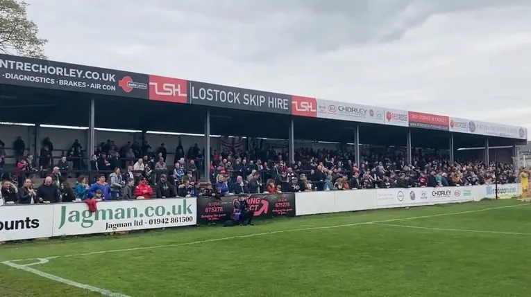 Khu khán đài phía sau cầu môn tại sân Victory Park, Chorley FC