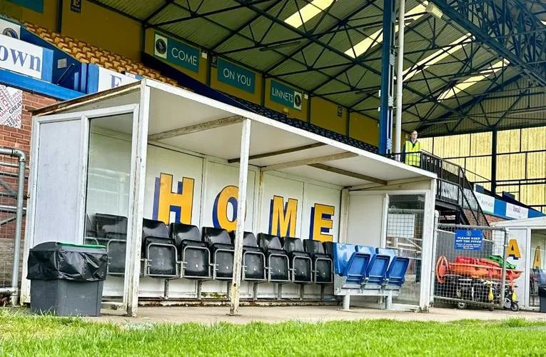Khu vực cabin huấn luyện tại sân The Walks, nơi diễn ra các chỉ đạo chiến thuật trong trận đấu