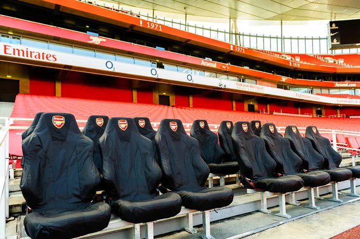 Khu vực cabin huấn luyện và băng ghế dự bị của đội chủ nhà Arsenal tại Emirates