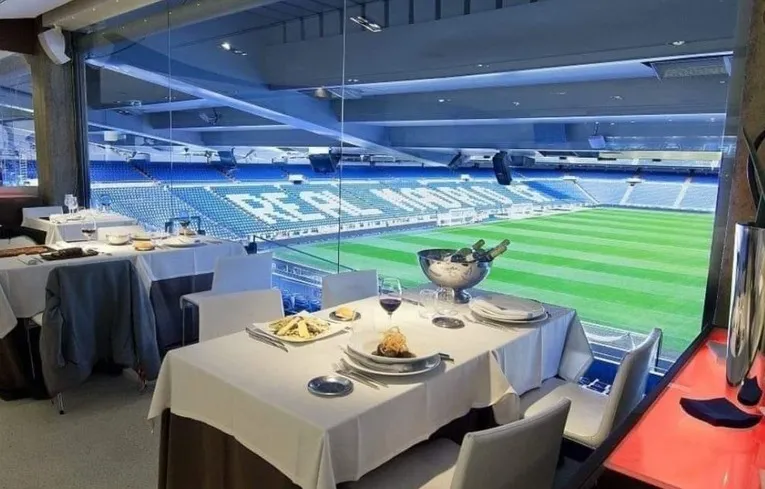 Khu vực dịch vụ hiếu khách cao cấp tại Santiago Bernabéu, cung cấp trải nghiệm độc quyền trong ngày thi đấu.