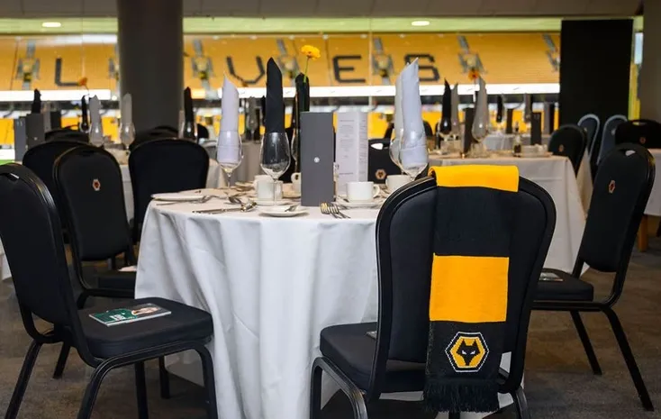 Khu vực dịch vụ hiếu khách (hospitality) sang trọng tại sân Molineux, nơi cung cấp trải nghiệm trận đấu đẳng cấp cho khách VIP