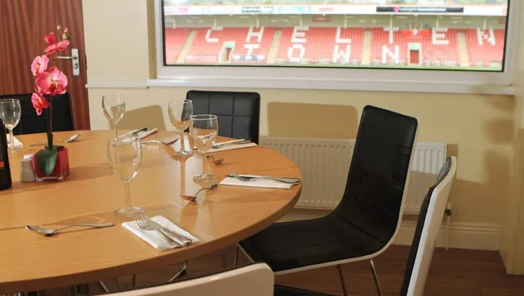Khu vực dịch vụ hiếu khách (hospitality) sang trọng tại sân vận động Whaddon Road
