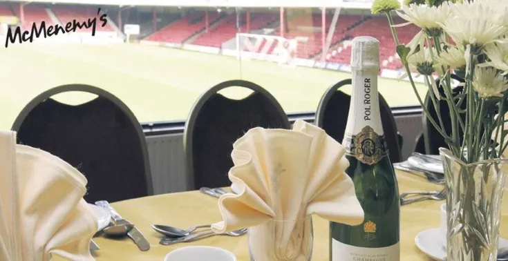 Khu vực dịch vụ hiếu khách McMenemy’s Suite tại sân Blundell Park, nơi cung cấp các gói trải nghiệm VIP cho người hâm mộ Grimsby Town