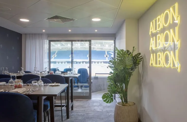 Khu vực dịch vụ hiếu khách sang trọng tại sân Amex (Falmer Stadium) của Brighton, với không gian thoải mái và tiện nghi cao cấp.