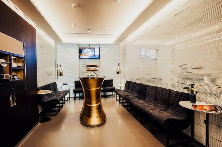 Khu vực dịch vụ khách sạn VIP tại sân Parc des Princes, thể hiện không gian sang trọng
