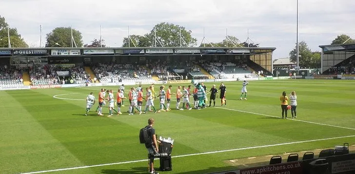 Khu vực hospitality tại Huish Park trong trận đấu giữa Yeovil Town và Luton Town, cho thấy không gian sang trọng