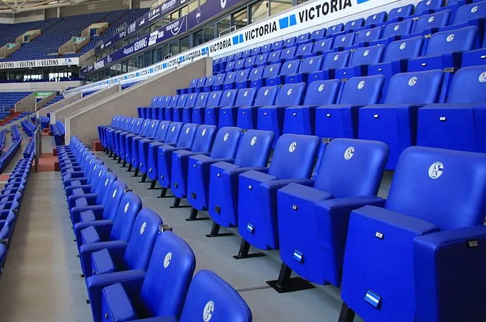 Khu vực khách sạn và chỗ ngồi VIP tại Veltins-Arena, thể hiện không gian sang trọng và tiện nghi.