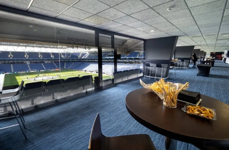 Khu vực khách sạn và tiện nghi VIP tại Stage Front Stadium, cho thấy không gian sang trọng giữa hai tầng khán đài