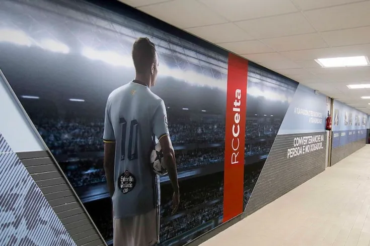 Khu vực khách VIP tại sân vận động Balaídos của Celta Vigo, thể hiện không gian phục vụ các dịch vụ đặc biệt cho khách mời trong ngày thi đấu.