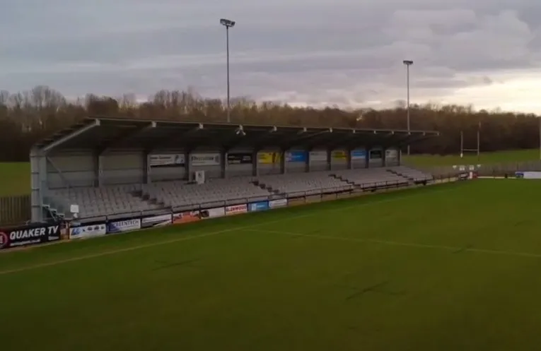 Khu vực khán đài chính (Main Stand) của sân Blackwell Meadows, nơi có chỗ ngồi có mái che dành cho người hâm mộ và chủ thẻ mùa