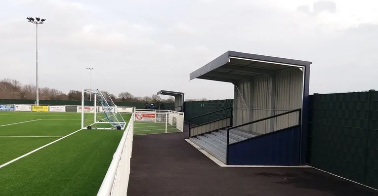 Khu vực khán đài đứng phía sau khung thành tại sân Parkside, nơi cổ động viên CLB Aveley tụ tập