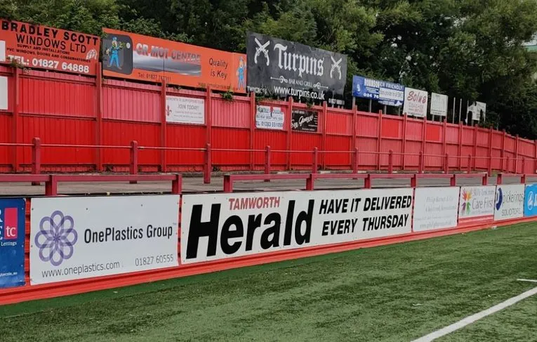 Khu vực khán đài đứng (terrace) tại sân The Lamb Ground, nơi CĐV Tamworth FC cổ vũ.