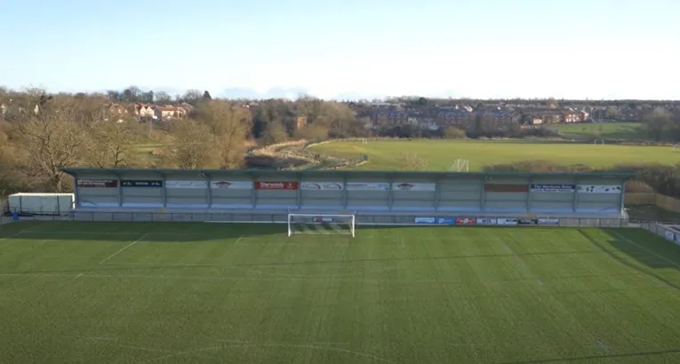 Khu vực khán đài đứng (terraces) tại sân Blackwell Meadows, nơi cổ động viên Darlington FC tập trung cổ vũ