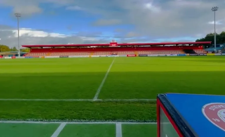 Khu vực khán đài đứng (terraces) tại sân Broadhall Way của Stevenage F.C.