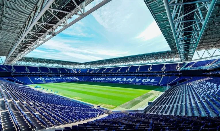 Khu vực khán đài và ghế ngồi bên trong sân vận động Stage Front (RCDE Stadium) với thiết kế chỗ ngồi liên tục
