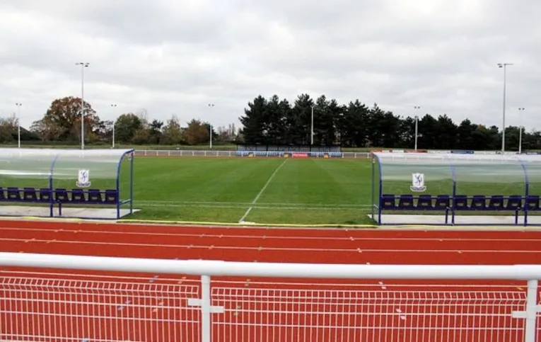 Khu vực khán đài và khu kỹ thuật (dugouts) tại Sân vận động Queen Elizabeth II