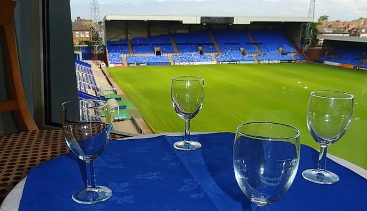 Khu vực phòng chờ VIP và dịch vụ khách sạn tại sân Prenton Park