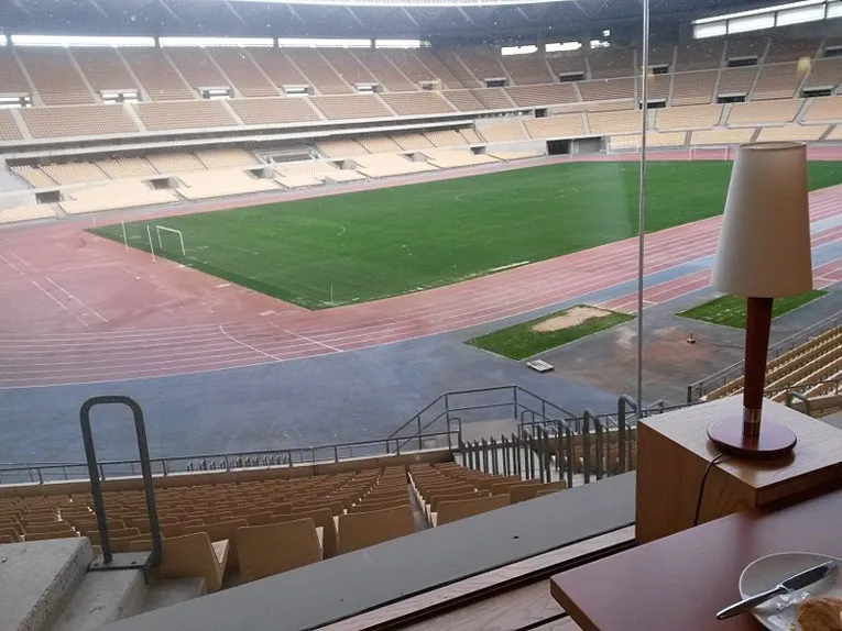 Khu vực phòng VIP (Executive Box) tại Estadio de La Cartuja, nhìn ra sân cỏ