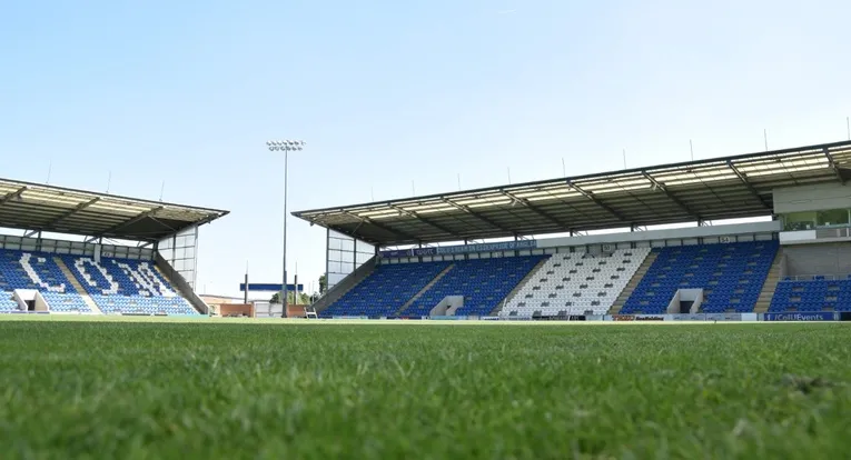 Khu vực sát đường biên tại JobServe Community Stadium, Colchester
