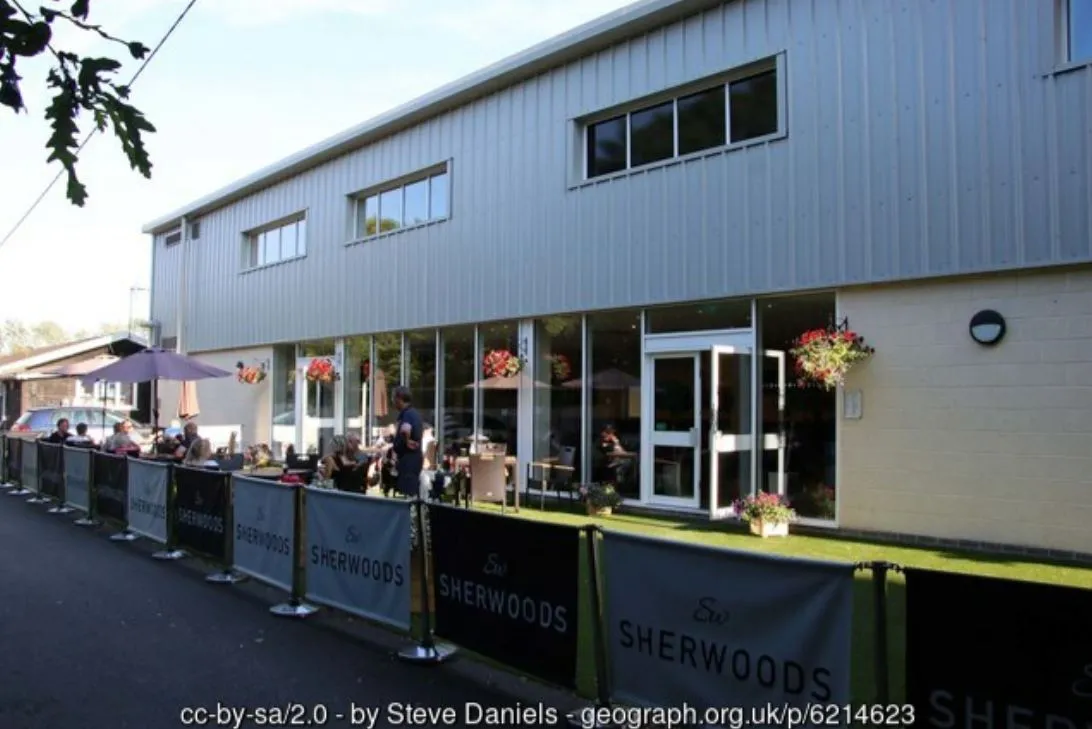 Khu vực Shed End tại sân Silverlake, nơi tập trung các cổ động viên cuồng nhiệt của Eastleigh FC.