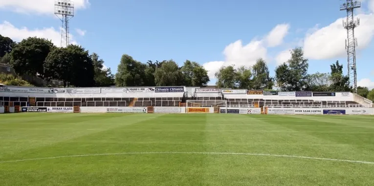 Khu vực The Bristol End tại Twerton Park, thường được dành cho các cổ động viên đội khách.