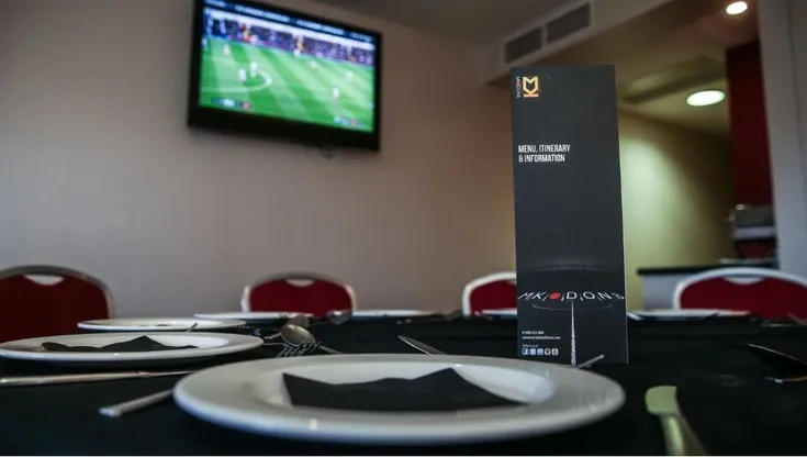 Khu vực tiếp đón khách VIP tại Stadium MK, với không gian sang trọng và hiện đại, thể hiện dịch vụ hospitality đẳng cấp của MK Dons.