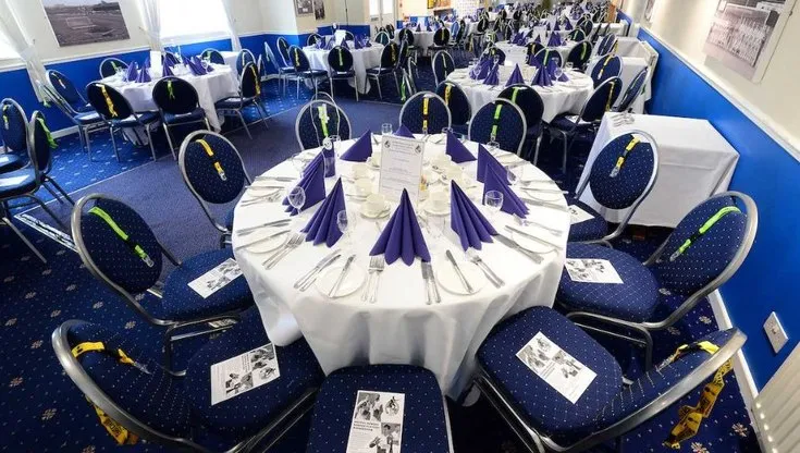 Khu vực tiếp đón khách VIP và dịch vụ hiếu khách tại sân vận động Memorial Stadium của Bristol Rovers.