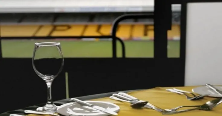 Khu vực tiếp đón khách VIP và dịch vụ khách sạn sang trọng bên trong sân vận động Vale Park của Port Vale