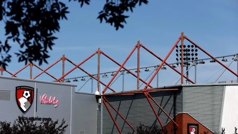 Khung cảnh bên ngoài Vitality Stadium, thể hiện kiến trúc đặc trưng của sân nhà AFC Bournemouth