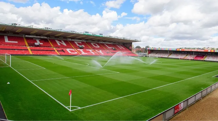 Khung cảnh bên trong Sân Sincil Bank nhìn ra mặt cỏ thi đấu