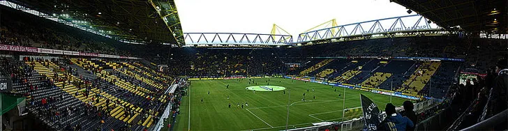 Khung cảnh bên trong sân Westfalenstadion với các khán đài rực rỡ