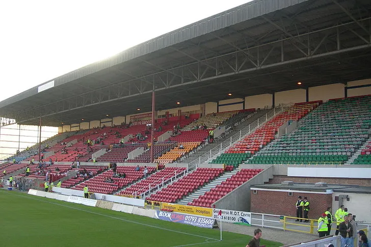 Khung cảnh khán đài Arkell’s Stand từ bên trong sân vận động County Ground, với hàng ghế đỏ nổi bật.