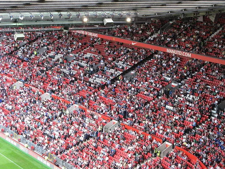 Khung cảnh khán đài tại sân Old Trafford, thể hiện sự đồ sộ và gần gũi với mặt sân