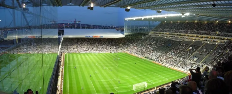 Khung cảnh mặt sân St. James' Park nhìn từ khán đài, sẵn sàng cho trận đấu