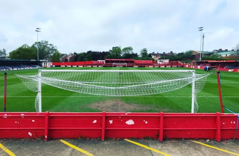 Khung cảnh phía sau khung thành tại sân Impact Arena, Alfreton