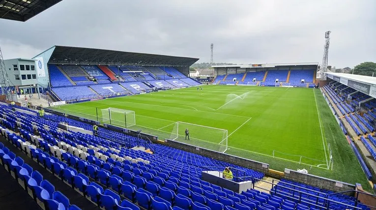 Khung cảnh sân cỏ Prenton Park nhìn từ khán đài
