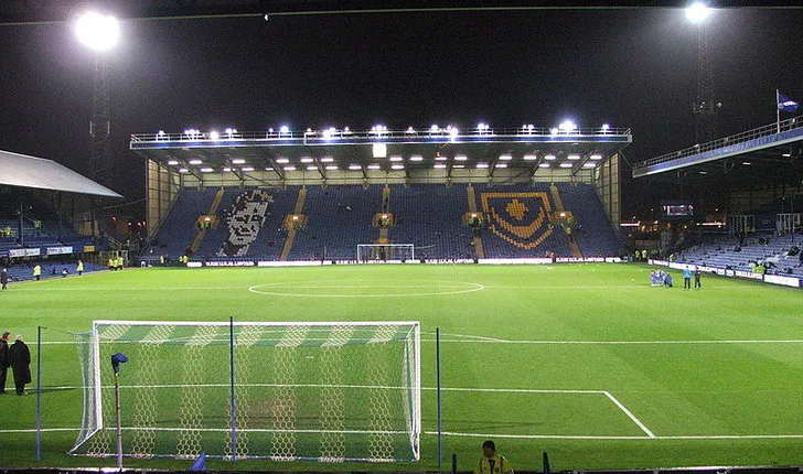 Khung cảnh sân Fratton Park trước một trận đấu đêm đầy kịch tính