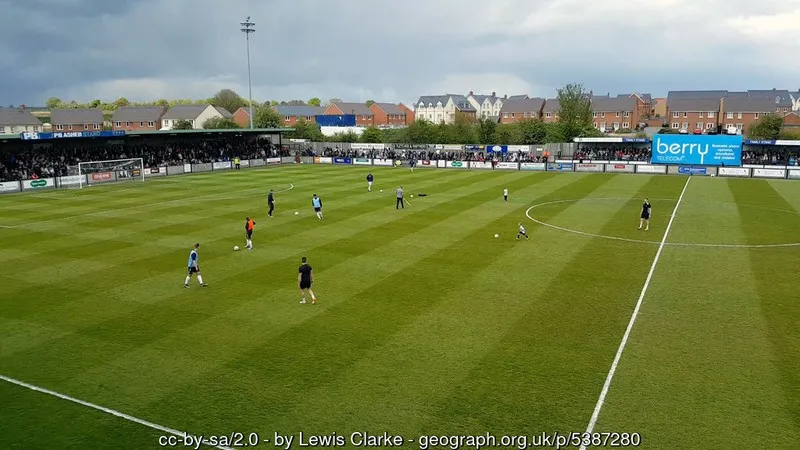 Khung cảnh sân Raymond McEnhill Stadium vào ngày diễn ra trận đấu của Salisbury FC, thể hiện sự sôi động và không khí thi đấu thực tế