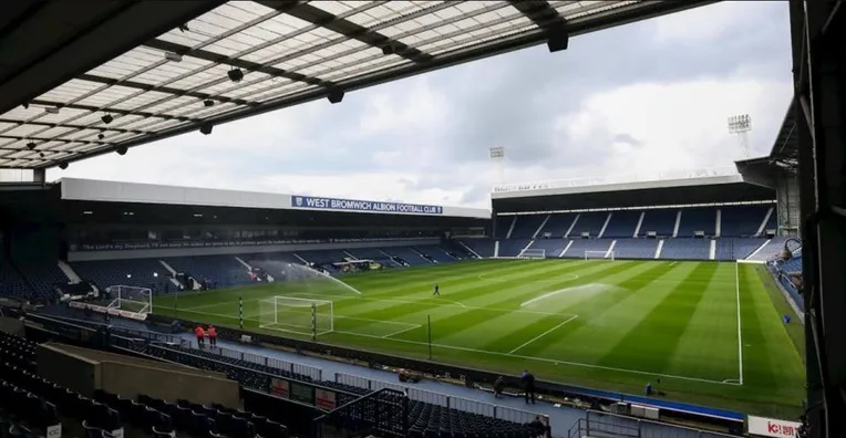 Khung cảnh sân The Hawthorns nhìn từ khán đài, nơi người hâm mộ West Brom cổ vũ.