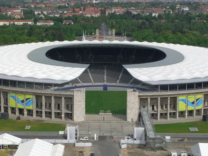 Kiến trúc hoành tráng bên ngoài sân vận động Olympiastadion Berlin