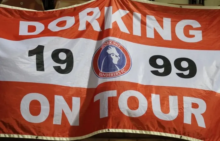 Lá cờ câu lạc bộ Dorking Wanderers FC, biểu tượng niềm tự hào của fan hâm mộ
