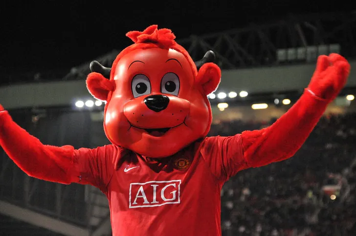 Linh vật Fred the Red của Manchester United vui vẻ tương tác với người hâm mộ