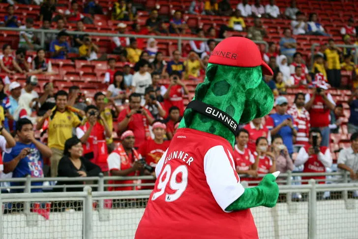 Linh vật Gunnersaurus Rex chào đón người hâm mộ Arsenal tại sân nhà