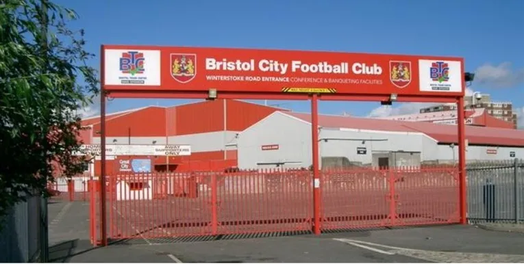 Lối vào chính của sân vận động Ashton Gate, chào đón người hâm mộ